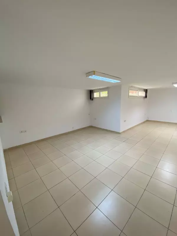 Bureau Rez de Jardin de 120m² au Lac2 à Louer