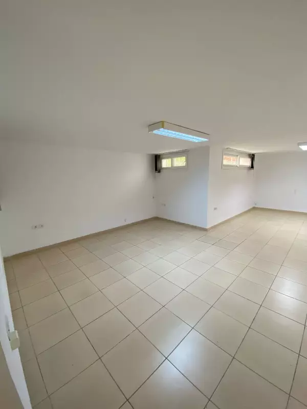 Bureau Rez de Jardin de 120m² au Lac2 à Louer