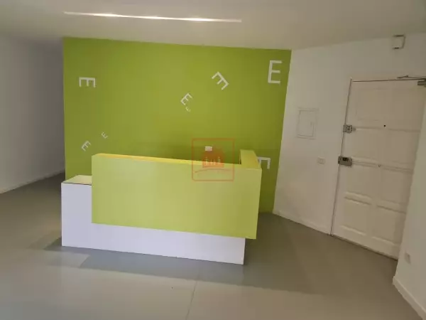 Bureau Rénové à Manar 1