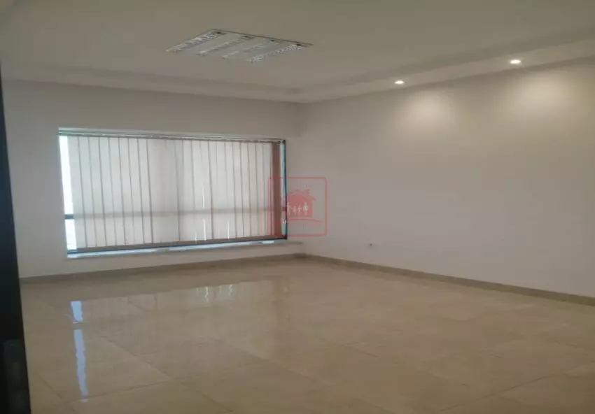 Grand Bureau aux Berges du Lac 2