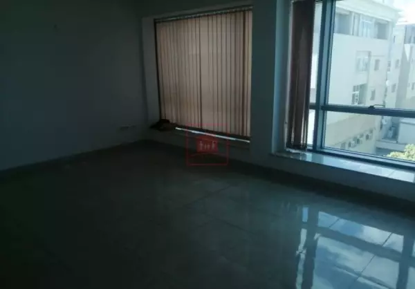 Grand Bureau aux Berges du Lac 2