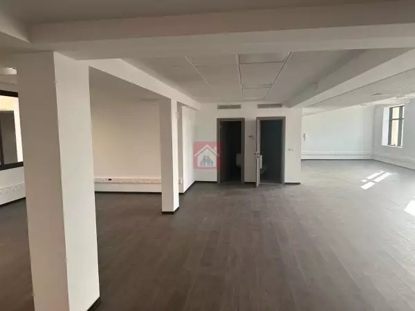 Un Spacieux Bureau au Lac 1