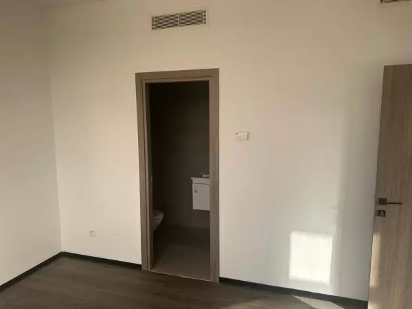 Un Spacieux Bureau au Lac 1