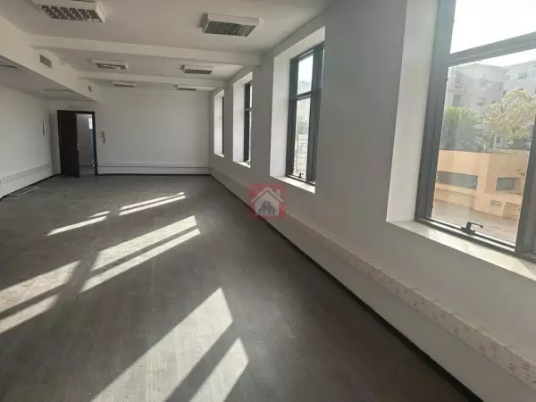 Un Spacieux Bureau au Lac 1