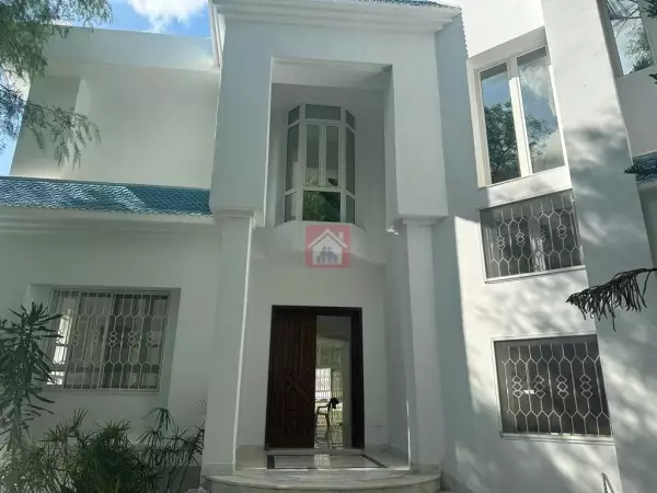 Belle Villa avec Piscine au Lac 1