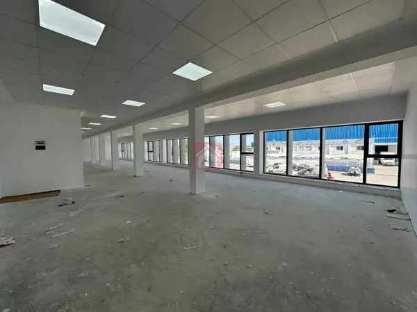 Showroom à Charguia1