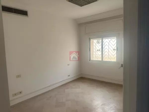 Bureau Spacieux de 200m² au Lac 1