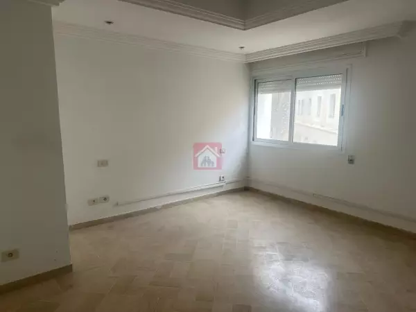 Bureau Spacieux de 200m² au Lac 1