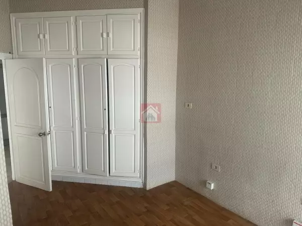 Bureau Spacieux de 200m² au Lac 1