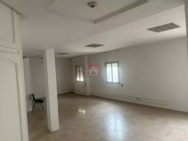 Bureau Spacieux de 200m² au Lac 1