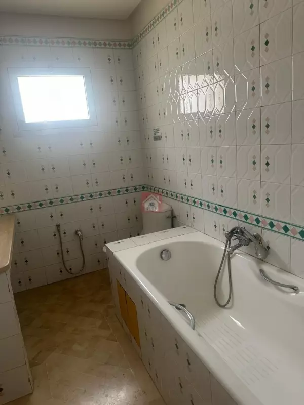 Bureau Spacieux de 200m² au Lac 1