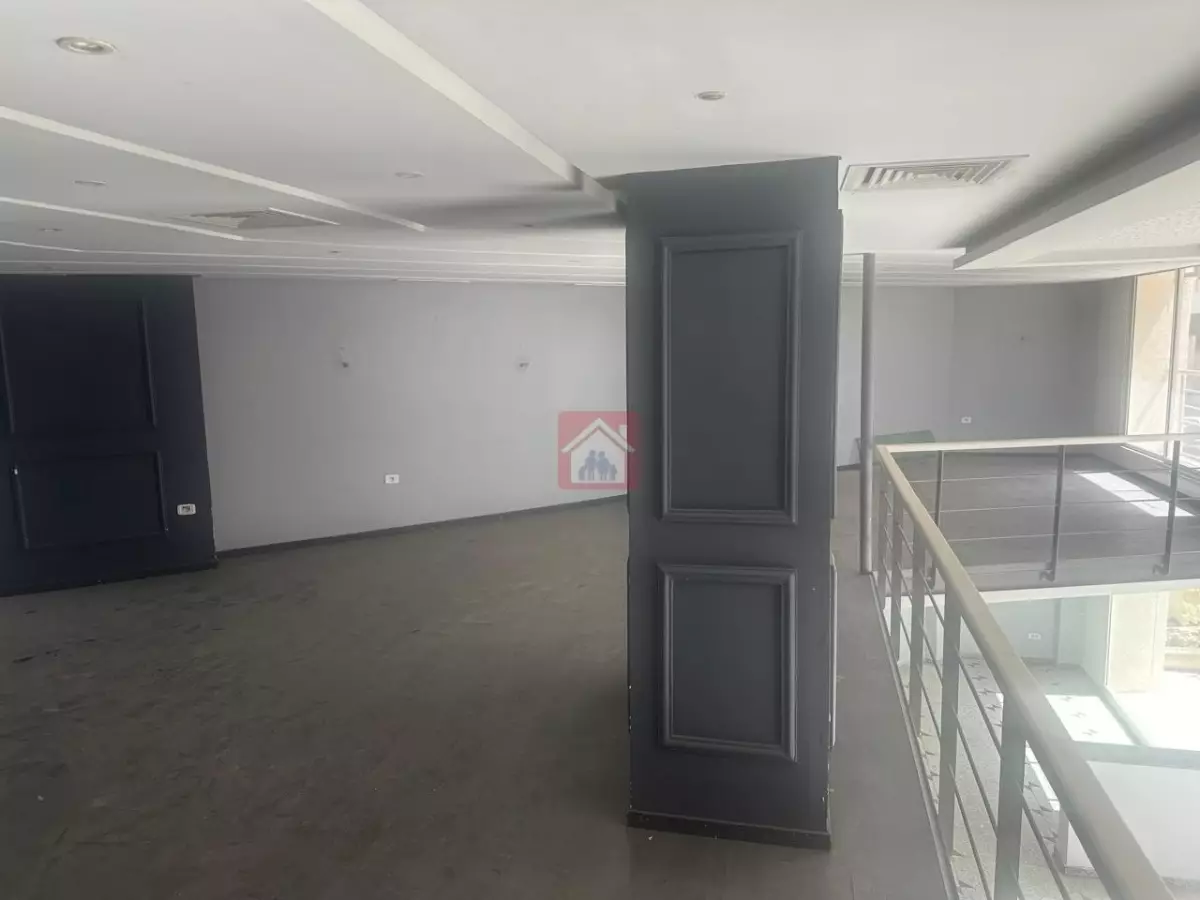 Local Commercial Exclusif avec Mezzanine au Lac 1