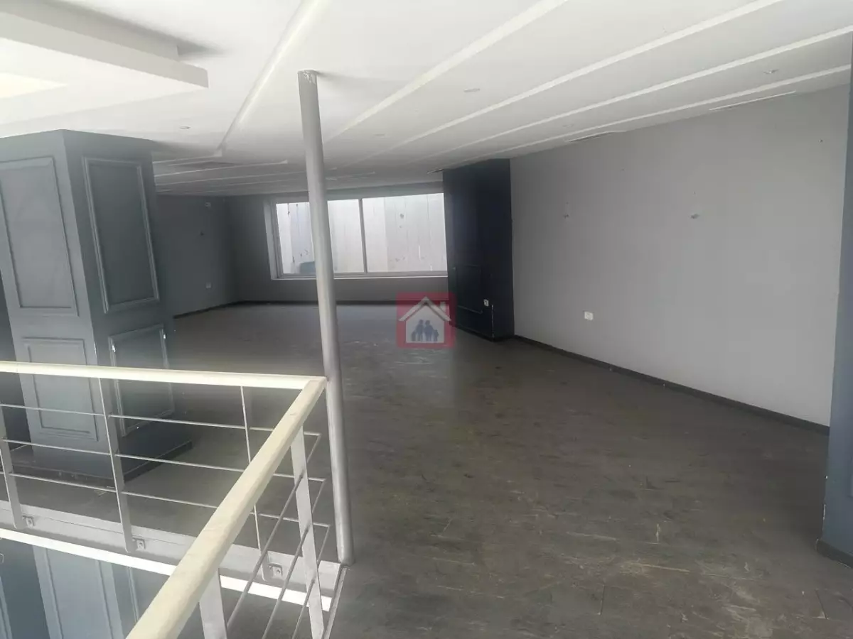 Local Commercial Exclusif avec Mezzanine au Lac 1