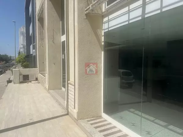 Local Commercial Exclusif avec Mezzanine au Lac 1