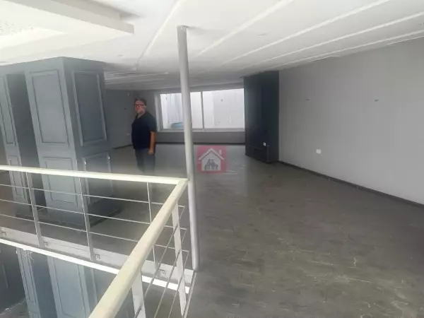 Local Commercial Exclusif avec Mezzanine au Lac 1