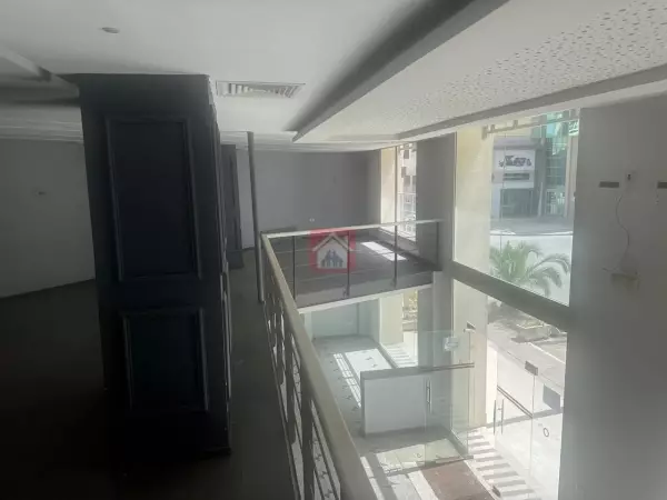Local Commercial Exclusif avec Mezzanine au Lac 1