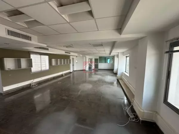 Absolument à louer Bureau spacieux au Lac 1