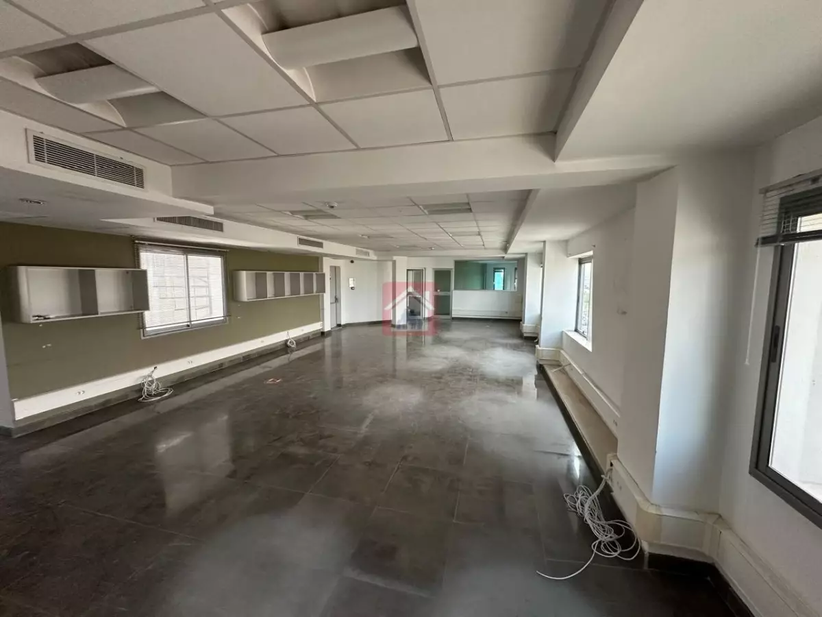 Absolument à louer Bureau spacieux au Lac 1