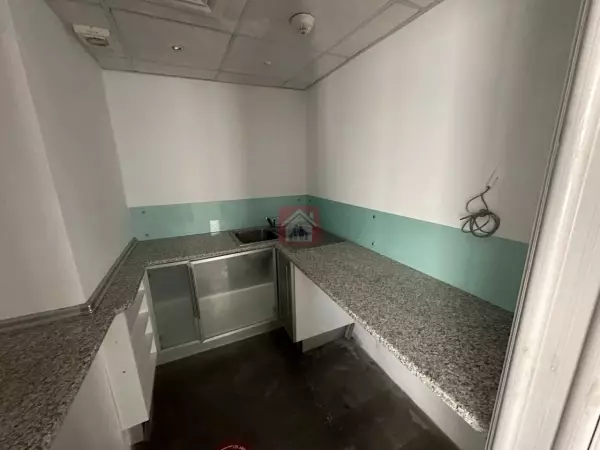 Absolument à louer Bureau spacieux au Lac 1