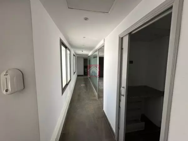 Absolument à louer Bureau spacieux au Lac 1