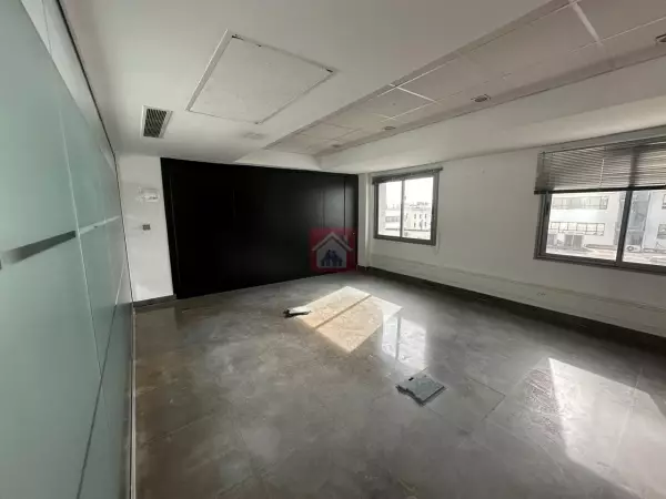 Absolument à louer Bureau spacieux au Lac 1