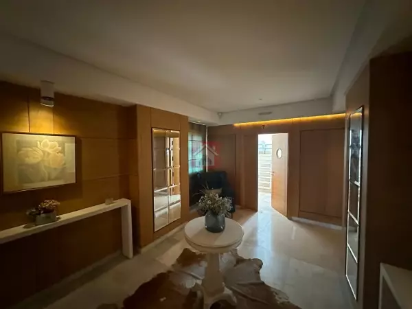 Éblouissant Penthouse à Vendre au Lac 2