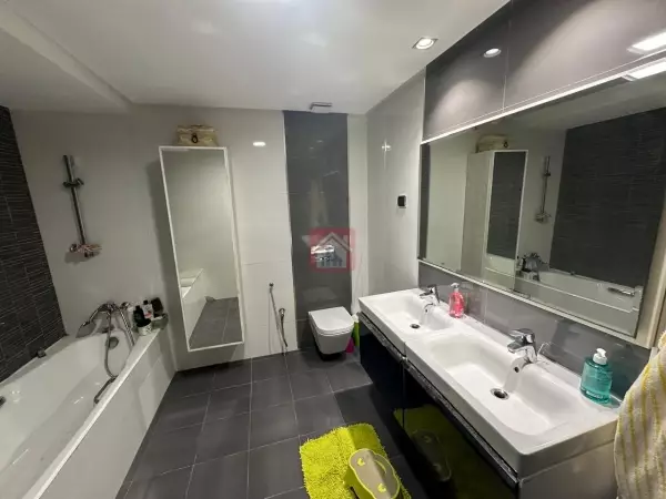 Éblouissant Penthouse à Vendre au Lac 2