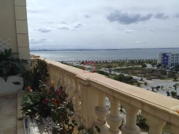 Époustouflant Penthouse en Location au Lac 2