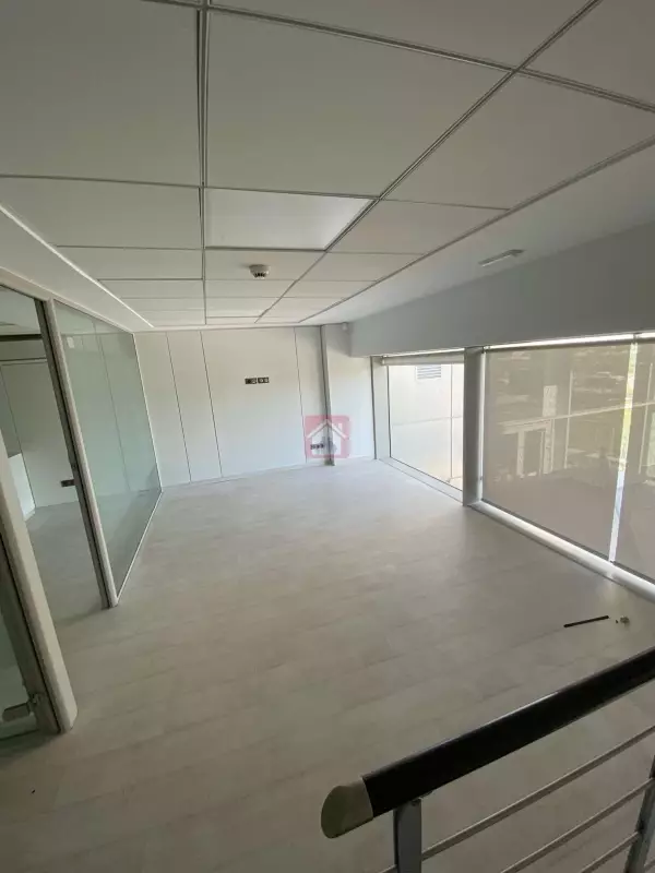 A louer bureau avec Hall et 3 pièces au Lac 2