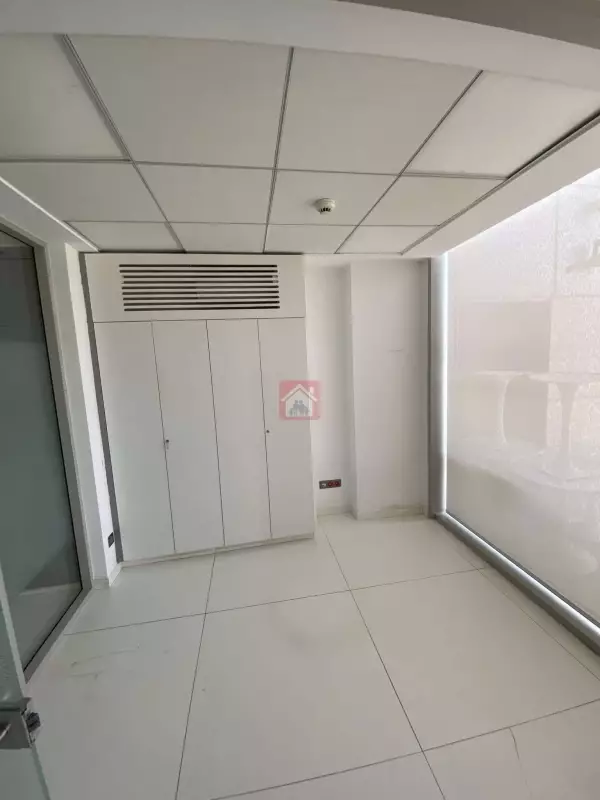 A louer bureau avec Hall et 3 pièces au Lac 2