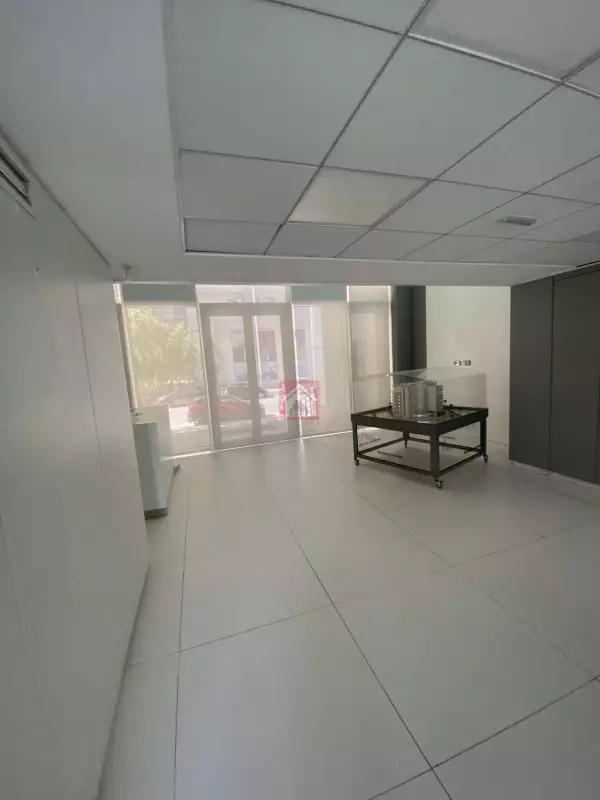 A louer bureau avec Hall et 3 pièces au Lac 2