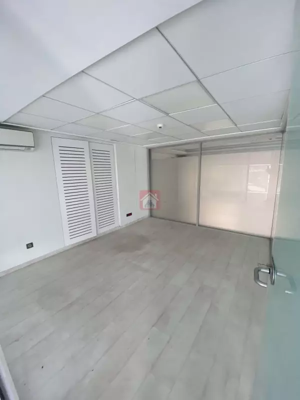 A louer bureau avec Hall et 3 pièces au Lac 2