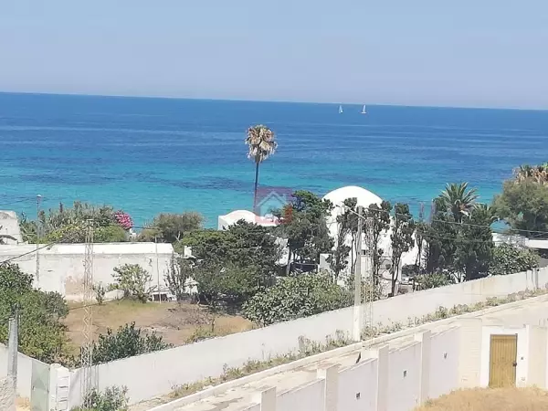 Terrain pieds dans l'eau de 5 hectares à Ras Jebel