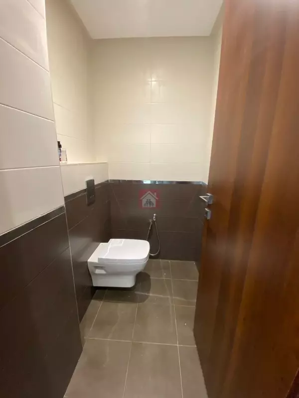 Bureau Hall 5 Pièces à Louer au Lac 2