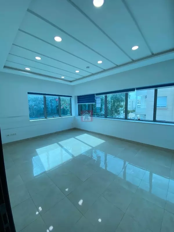 Bureau Hall 5 Pièces à Louer au Lac 2