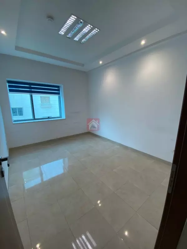 Bureau Hall 5 Pièces à Louer au Lac 2