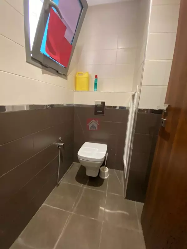 Bureau Hall 5 Pièces à Louer au Lac 2