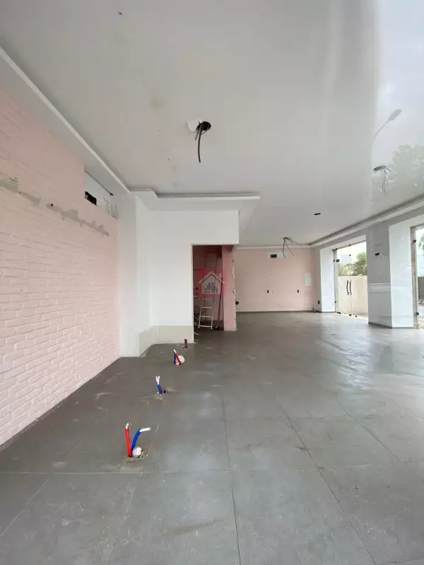 Unique Local Commercial à Louer au Lac 2