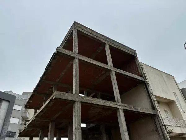 A vendre Une Villa inachevée à Manouba – Emplacement angle de 3 rues