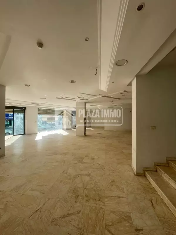 À louer – Local commercial en double façade à Ariana