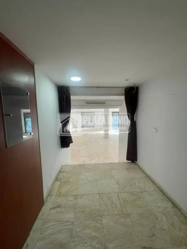 À louer – Local commercial en double façade à Ariana