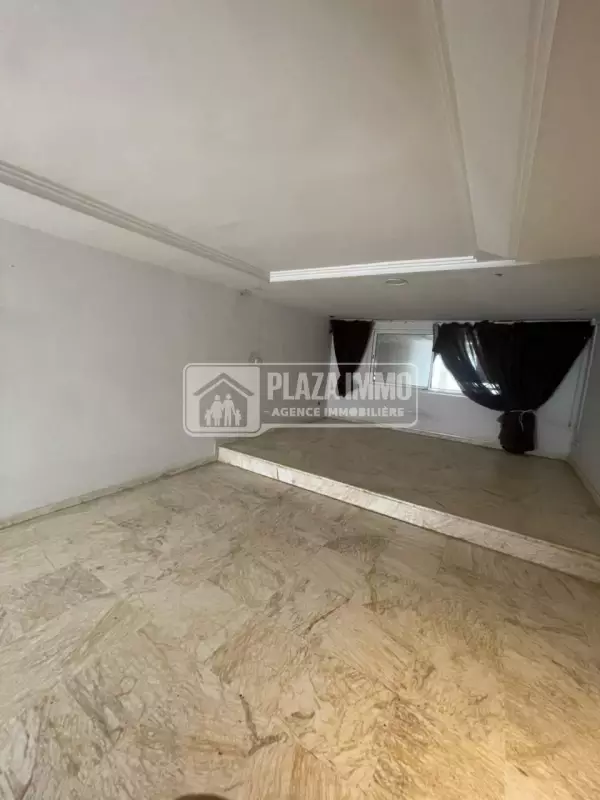 À louer – Local commercial en double façade à Ariana