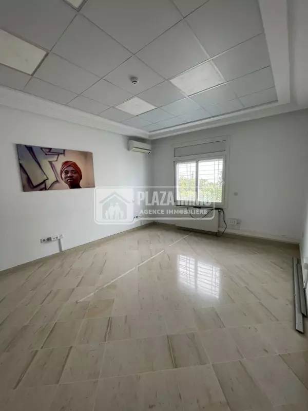 À louer – Étage de villa à usage bureautique au Lac 2