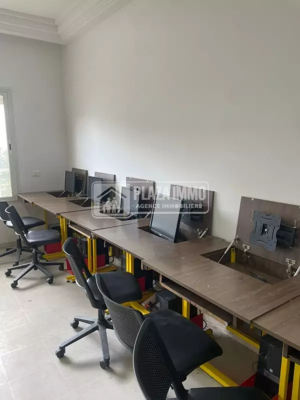 À vendre – Fond de commerce polyvalent au Lac 2