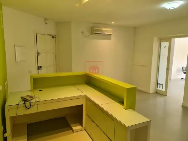 A louer un bureau Rénové à Manar 1