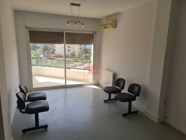 A louer un bureau Rénové à Manar 1