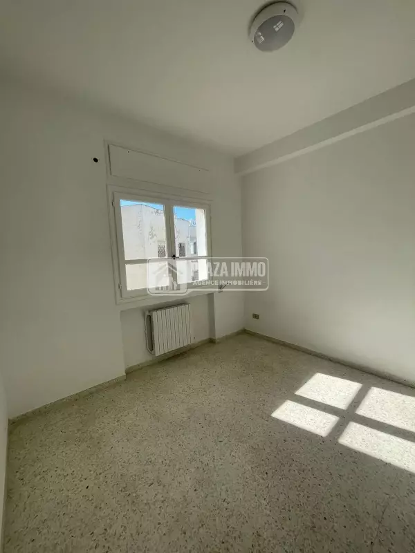 A vendre appartement S3 cité ennasr 2