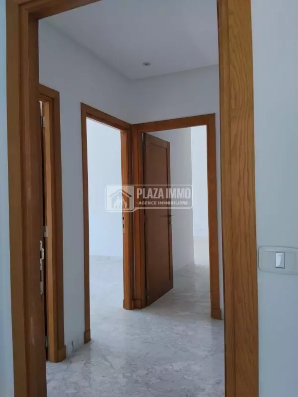 A VENDRE UN APPARTEMENT S+4 AU LAC2