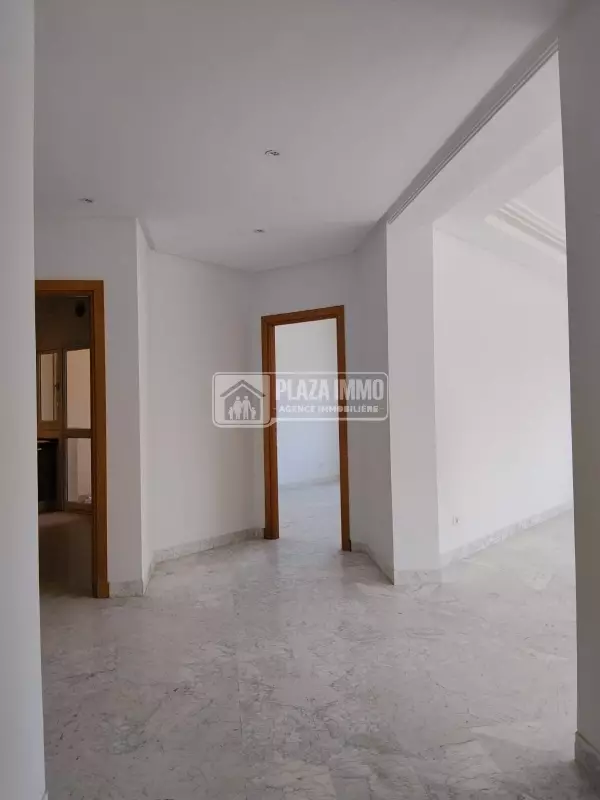 A VENDRE UN APPARTEMENT S+4 AU LAC2