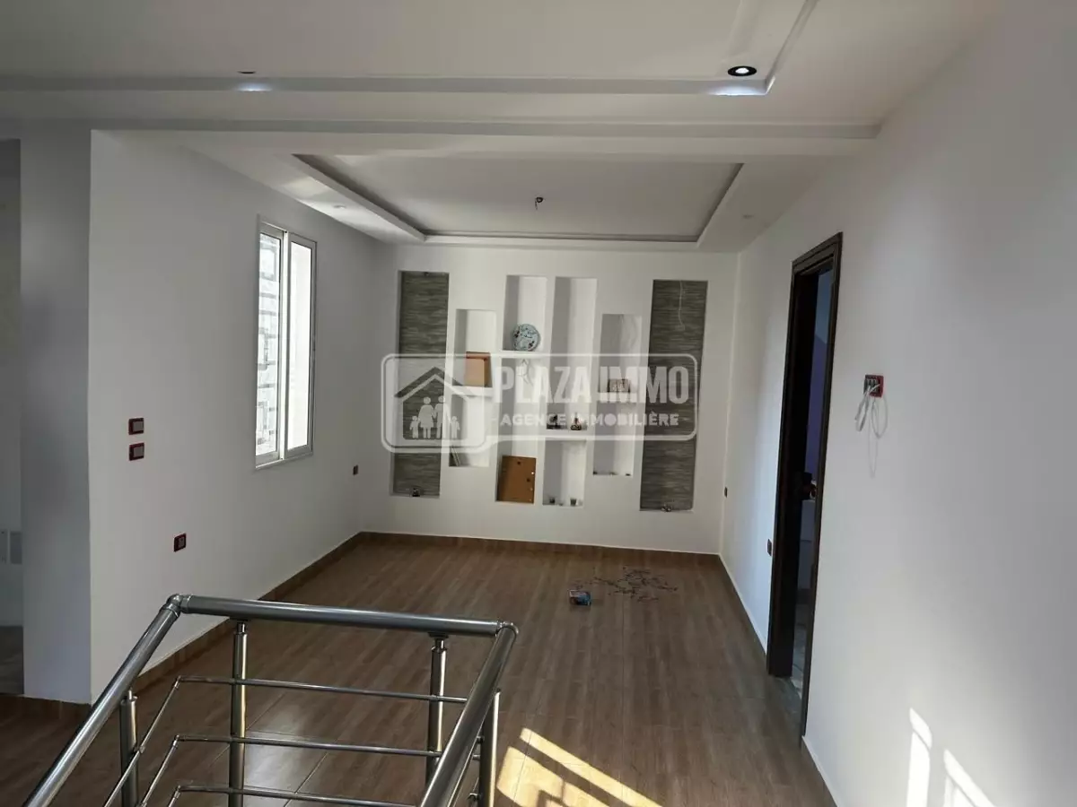 A Vendre Un Duplex S+4 Route de Gammarth